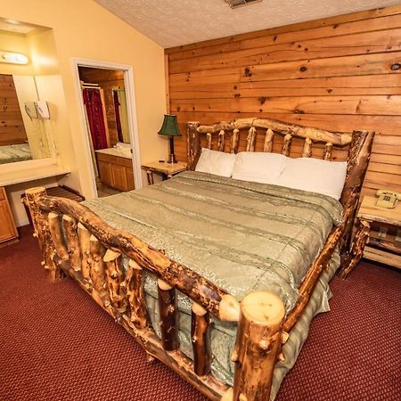 Cabin Close To Parkway Rd With River View Pigeon Forge Zewnętrze zdjęcie
