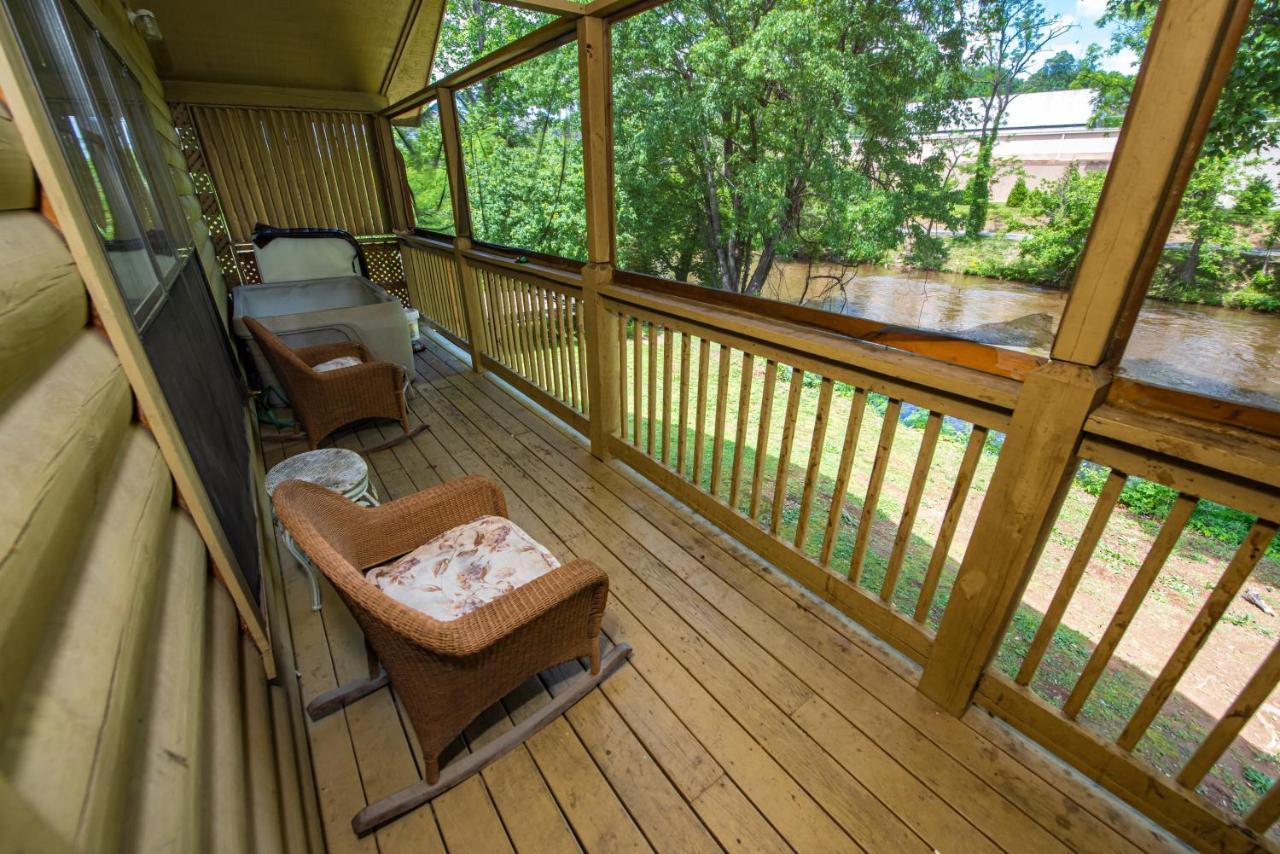Cabin Close To Parkway Rd With River View Pigeon Forge Zewnętrze zdjęcie